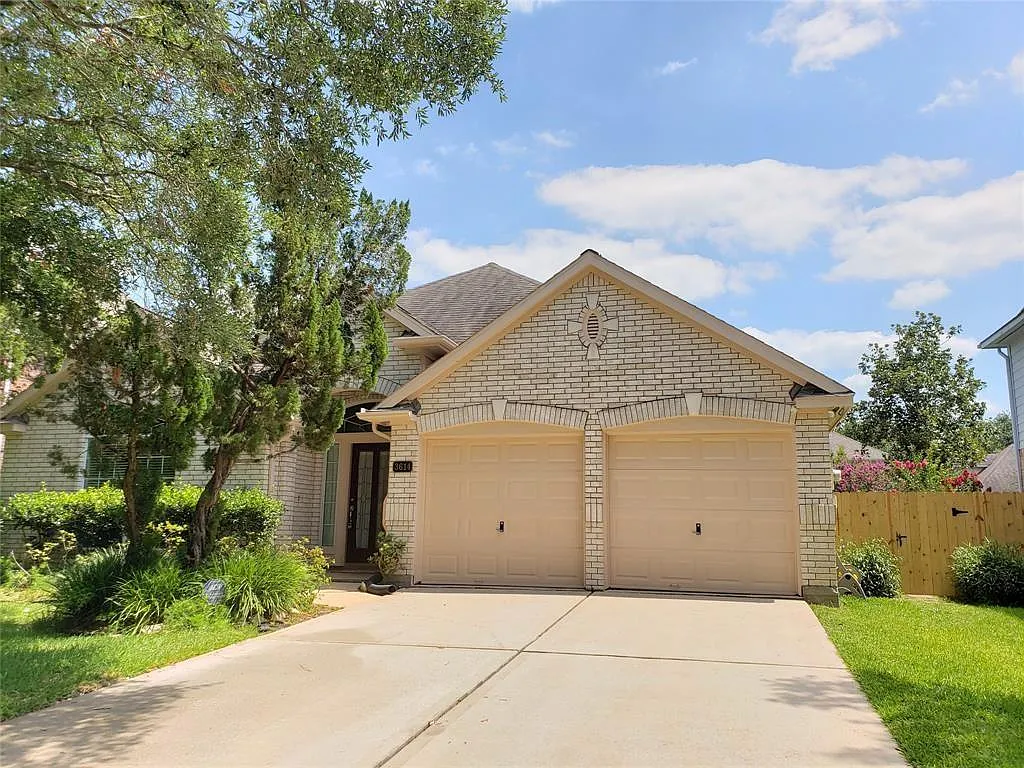 4 bed, 2.0 bath, 2376 sqft, $2,350 — Photo 1
