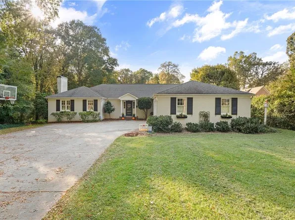 1220 Ashburton Ln, Winston Salem, NC 27106
