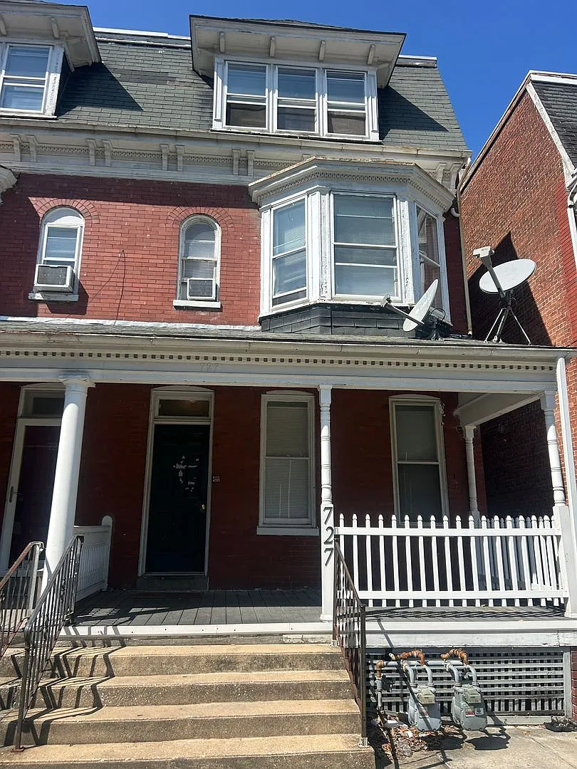 727 Linden Ave — Photo 1