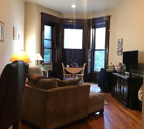 3rd image of 129 W 72nd St APT 3F