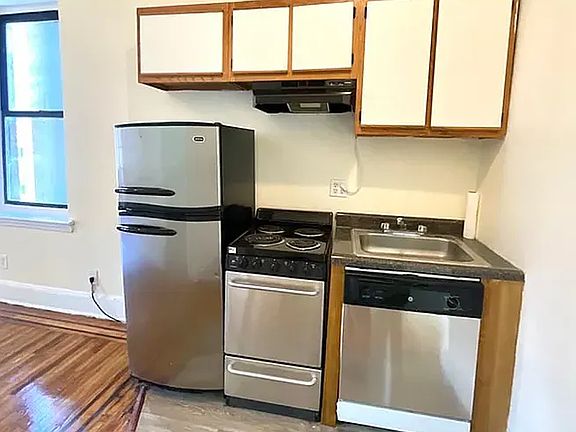 4th image of 302 E 3rd St APT 4C