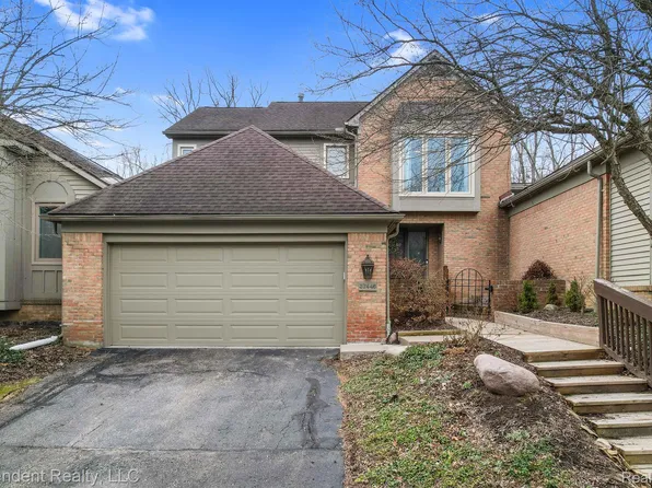 37446 Legends Trail Dr #10, Farmington, MI 48331