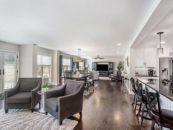 3rd image of 718 Pembroke Dr