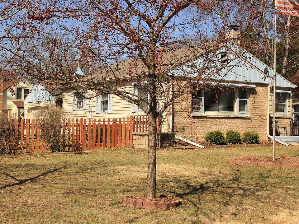 6145 N Apple Blossom Ln, Glendale, WI 53217 | Zillow