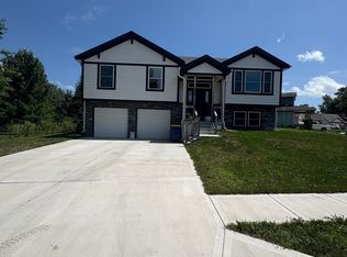 2050 Riverstone Dr, Excelsior Springs, MO 64024