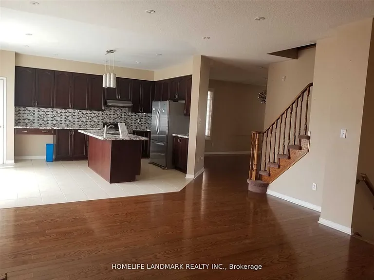 16 Ainsbury Ave #MAIN — Photo 7