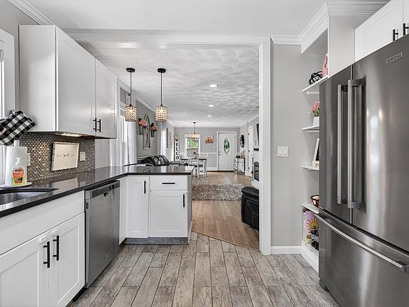 4th image of 423 Textile Ave