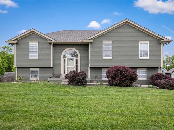 1102 E 18th St, Kearney, MO 64060