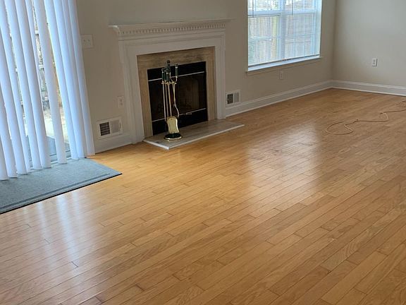2nd image of 138 Hamlet Ct