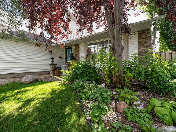 3rd image of 79 Woodstock Dr
