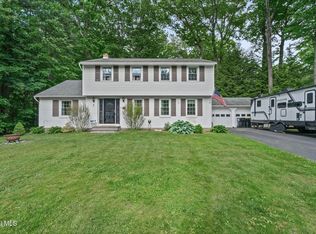 9 Parkwood Dr, Burnt Hills, NY 12027