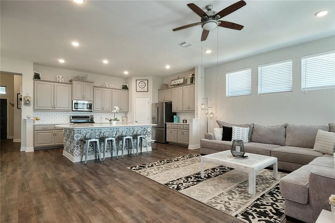 4 bed, 3.0 bath, 2638 sqft, $2,700 — Photo 3