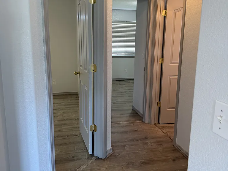 2112 Mead Ln — Photo 4
