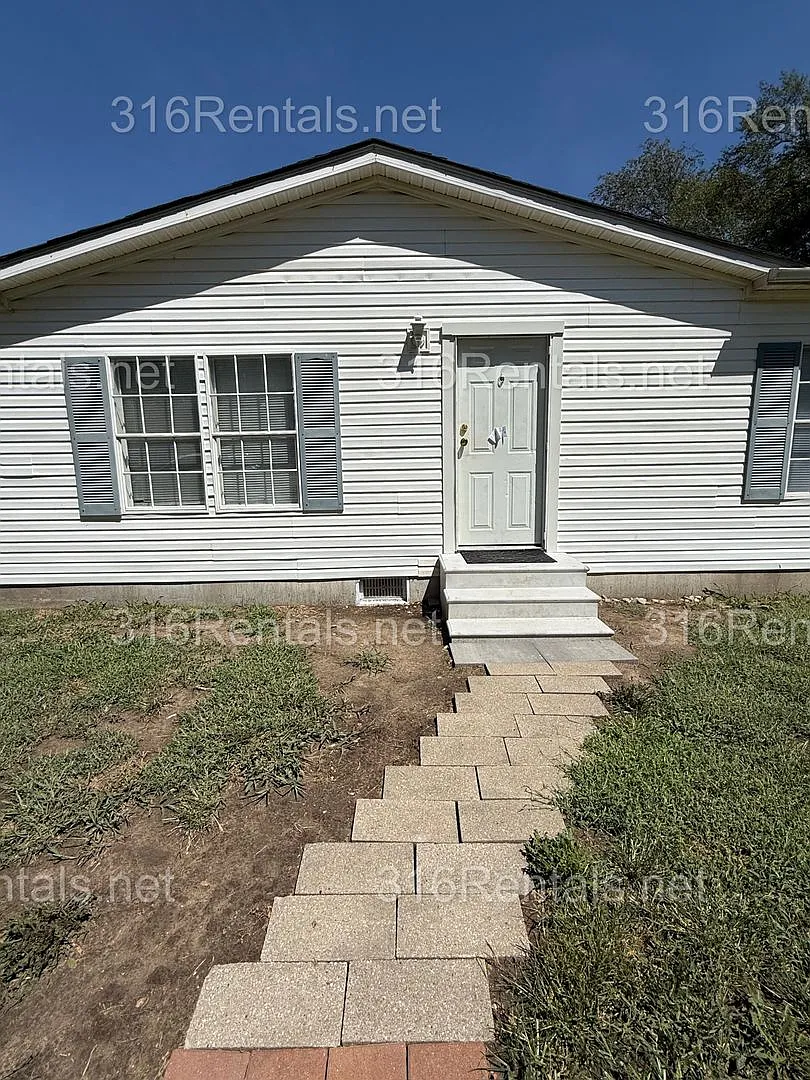 $1695 - **Coming Soon** 4 Bedroom / 2 Bathroom - Haysville Single Family Home — Photo 3