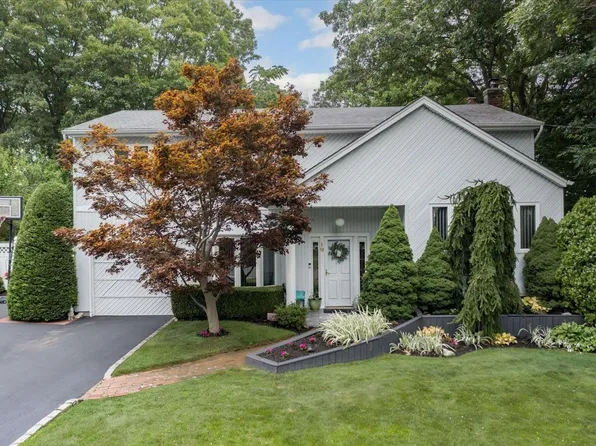 19 Dione Lane, Hauppauge, NY 11788