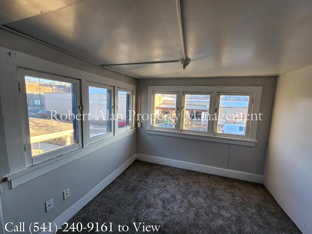 Building Photo - 127 SW Emigrant Ave #2