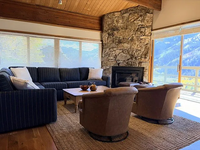 4 bed, 2385 sqft, $22,500 — Photo 3