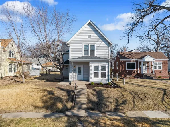 2413 11th St #A, Moline, IL 61265