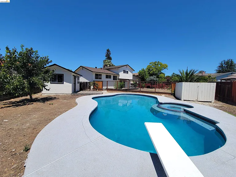 2210 Sierra Ct — Photo 25