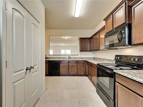 3rd image of 6109 Obsidian Creek Dr
