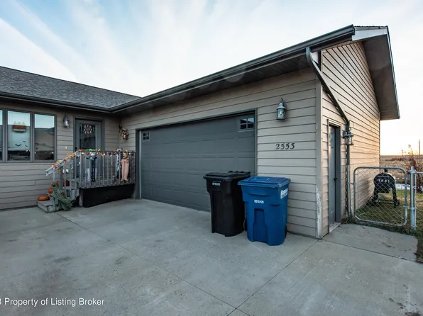 2553 Prairie Oak Dr, Dickinson, ND 58601
