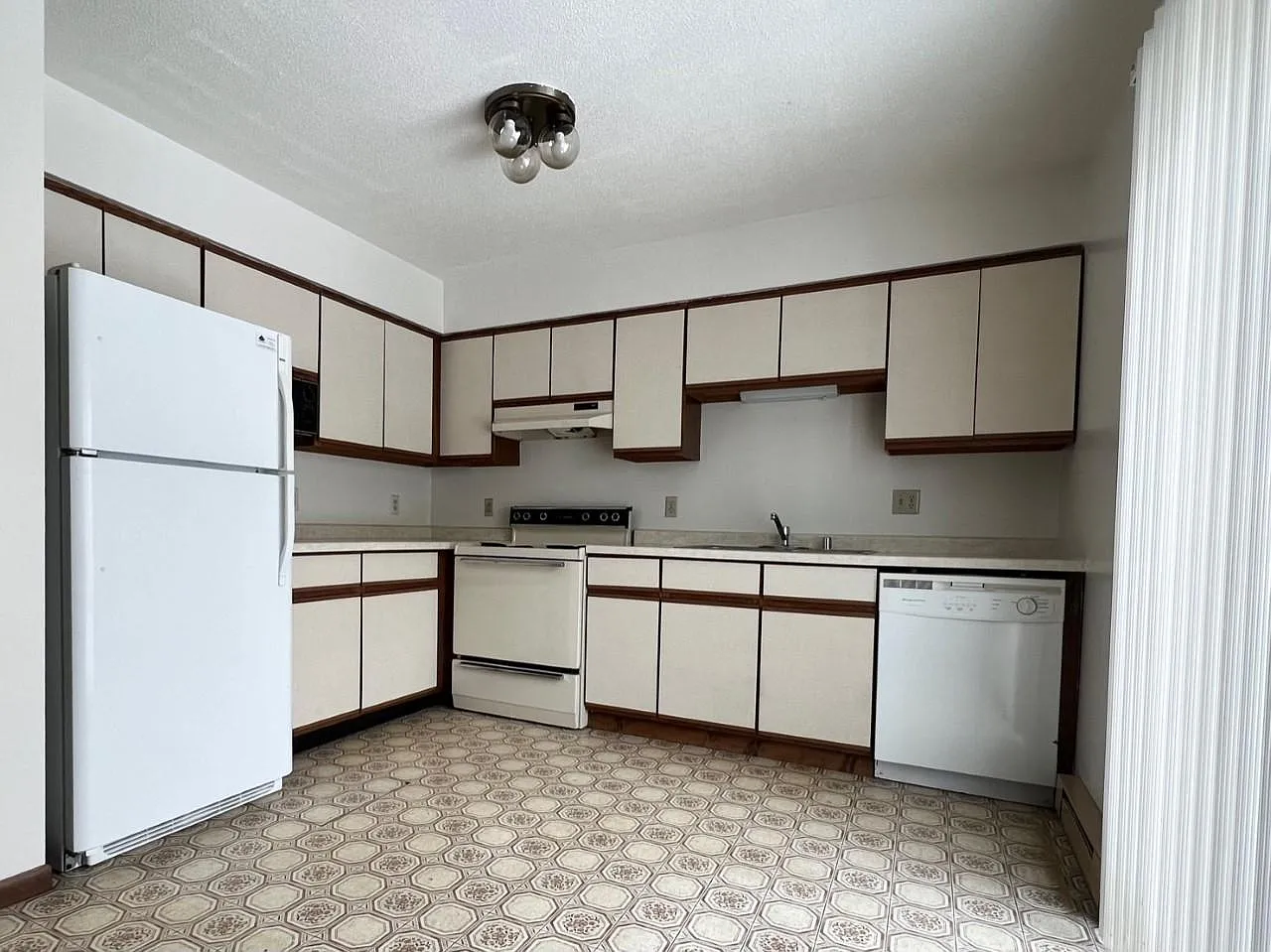 2 bed, 1.5 bath, 1000 sqft, $1,200 — Photo 3