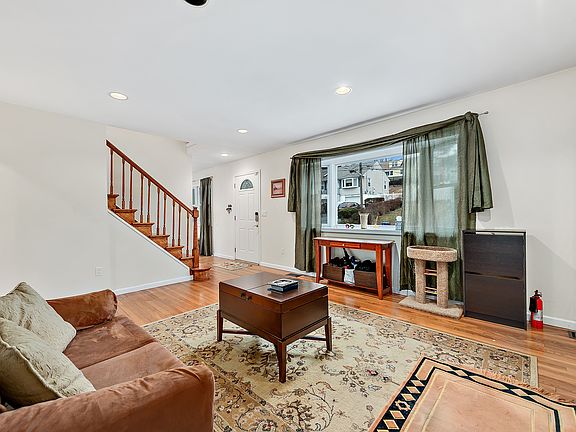 4th image of 48 Perry Ave