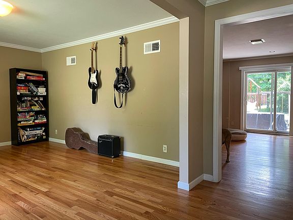4th image of 817 Berry Hill Dr