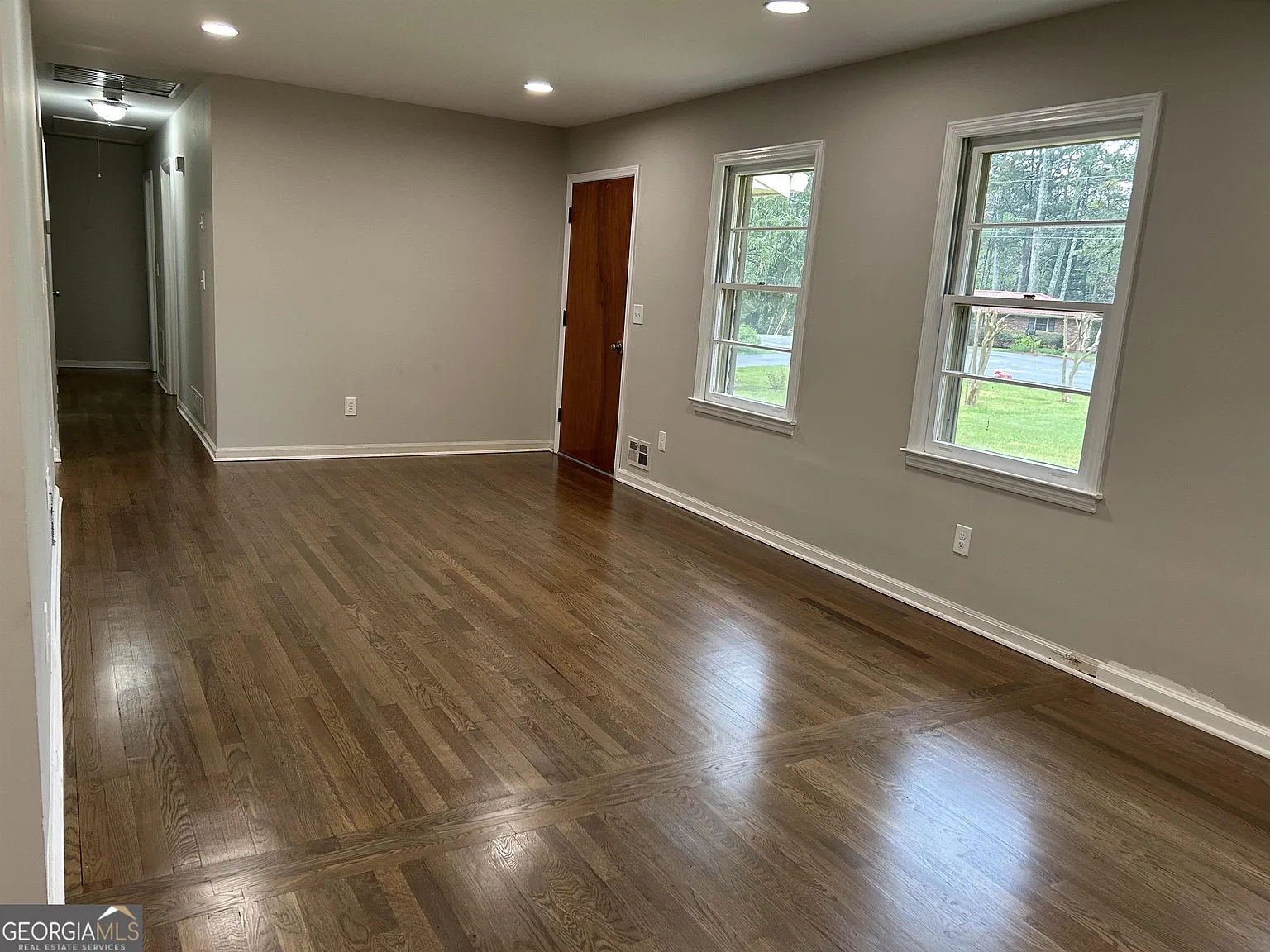 3 bed, 2.0 bath, 1633 sqft, $2,095 — Photo 2