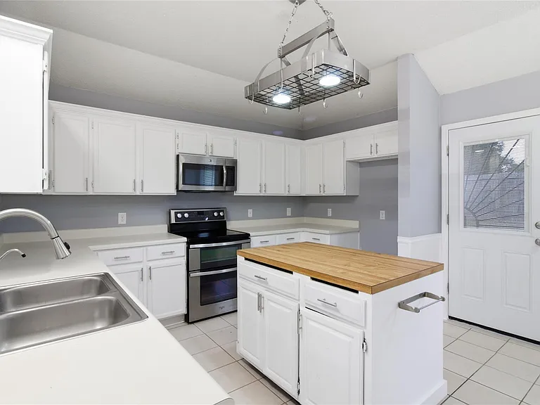 120 Mule Deer Ct — Photo 3