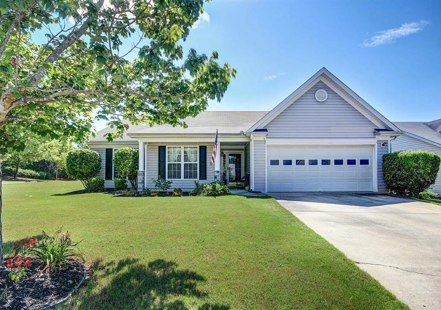 Charming 3 bed, 2 full bath home in Newnan! Must see! — Photo 1