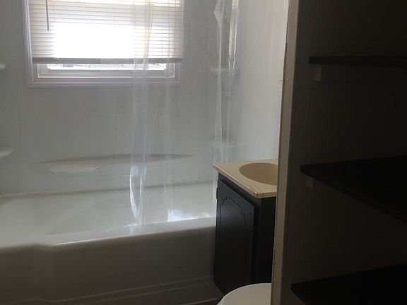 4th image of 915 W Jefferson Blvd