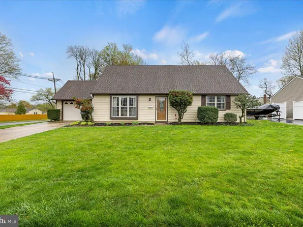 902 Waterford Dr, Delran, NJ 08075