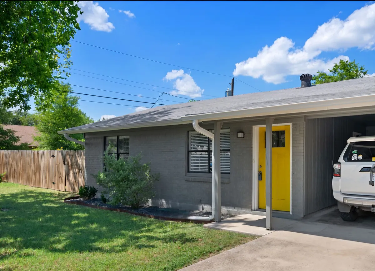 Photo 2 of 22 - 10700 Plains Trl #1 - Austin, TX Building Photo - 10700 Plains Trl #1