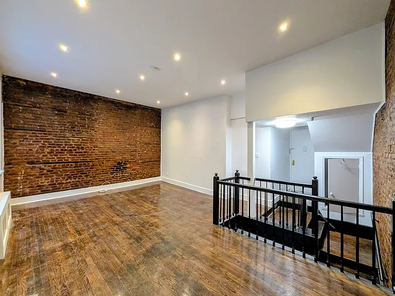 339 W 19th St #C — Photo 2