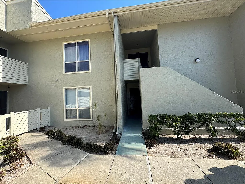 2 bed, 1.5 bath, 930 sqft, $2,500 — Photo 3