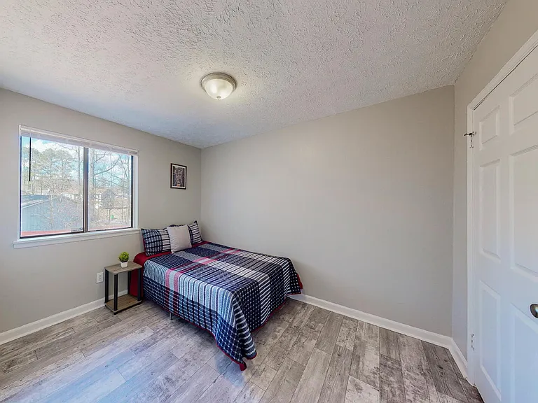 4335 Lincolndale Dr — Photo 2