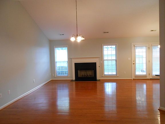 3rd image of 310 N Autumn Crest Pl