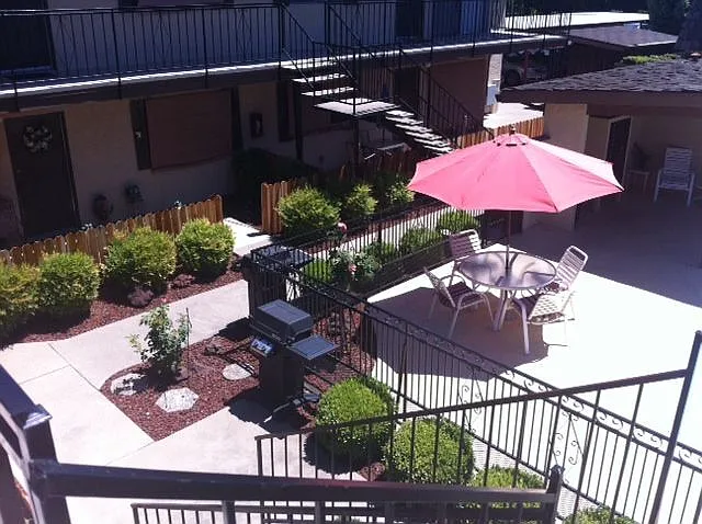 1078 Franklin Ave — Photo 38