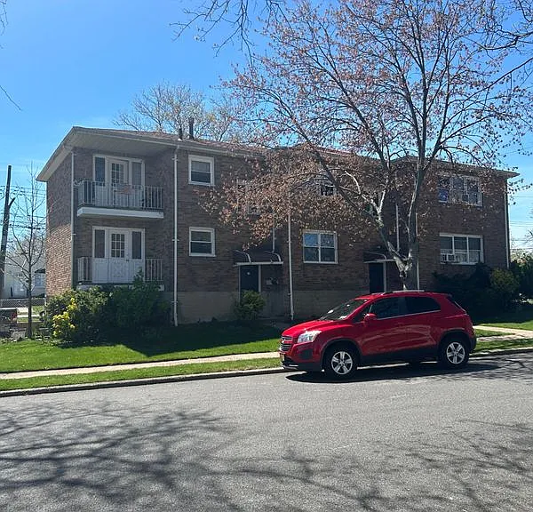 164 Beach Rd — Photo 1