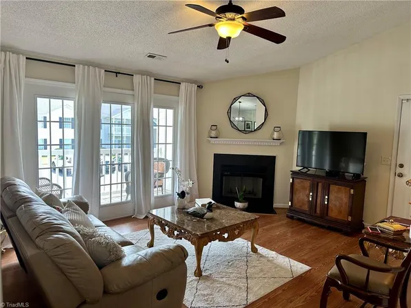 7135 W Friendly Ave APT F, Greensboro, NC 27410