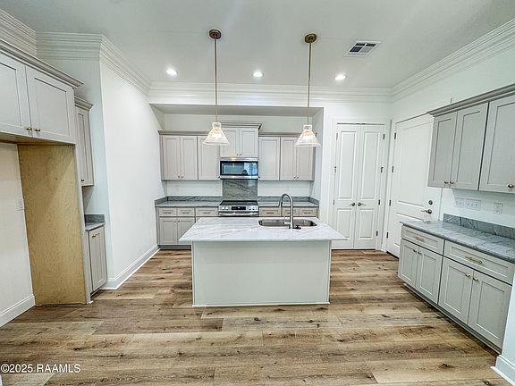 5th image of 223 Berchman Oaks Dr