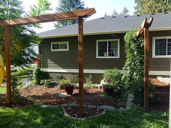 Arbor area with 4 hop plants