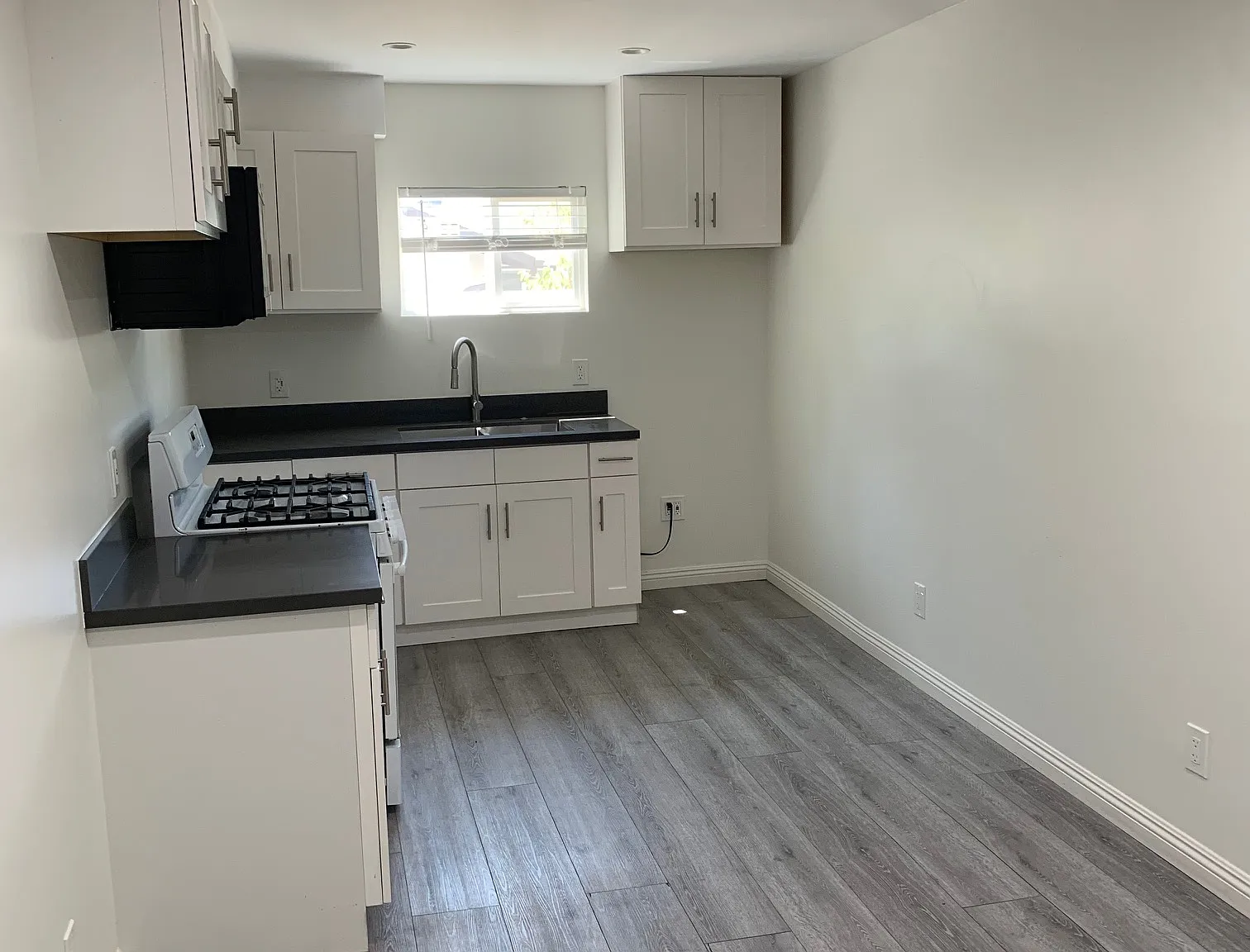 6850 Quinton Ln — Photo 2