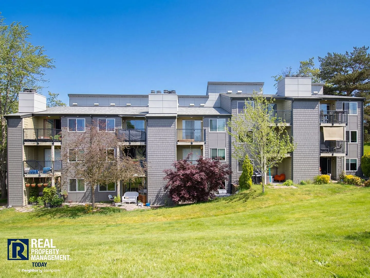 Renton Condo with Private Patio, Pool & Covered Parking! — Photo 3
