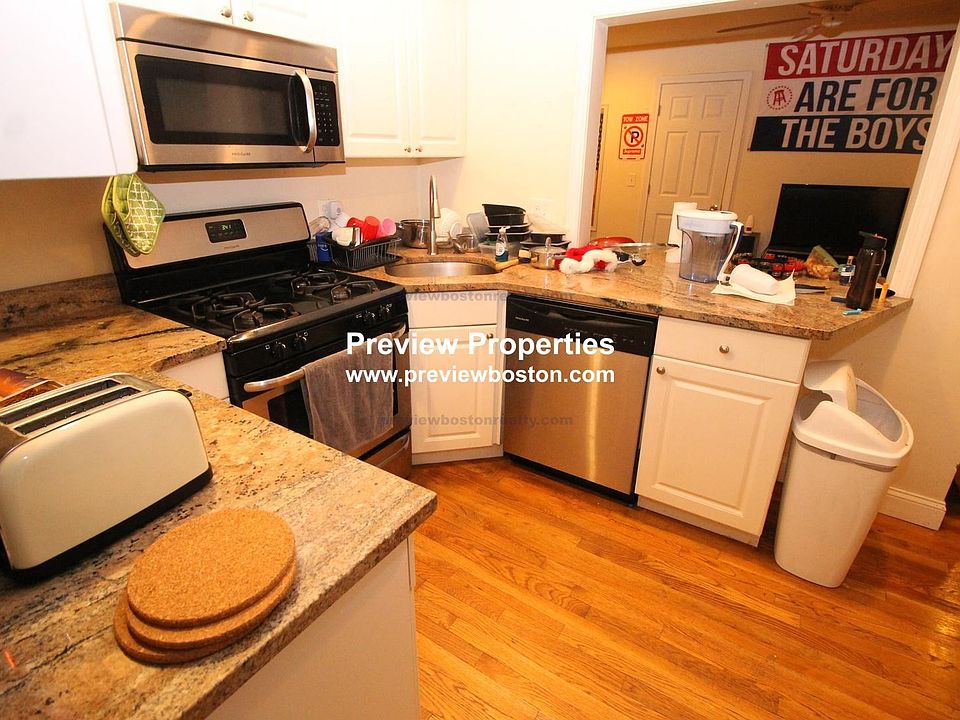 1st image of 61 Thatcher St #301
