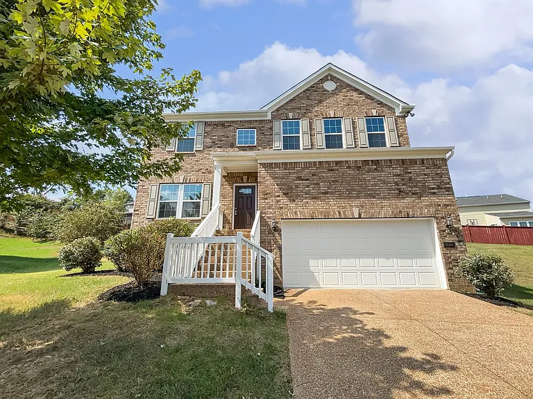 624 Stonebridge Ln — Photo 2