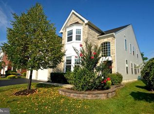 28 Delmore Dr, Kendall Park, NJ 08824