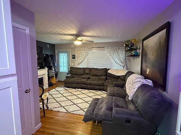 5th image of 984 Kingston Dr