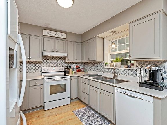 3rd image of 516 Stillwell Blvd